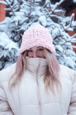 soğuk kış günü kar üzerinde kamera dışında bakarak kar kış kadın. Dikey beyaz kadın modeli dışında ilk kar.