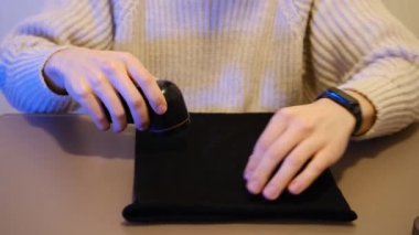 Bir adamın elleri, giysileri onarmaya adanmış bir kumaş traş makinesi tutar. Modern el yapımı elektrikli kumaş traş makinesi kullanıyor. Kıyafet bakım konsepti