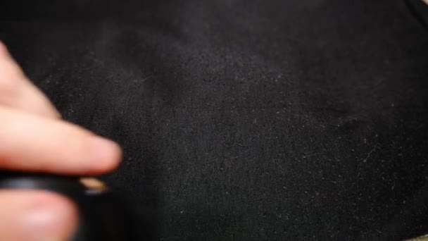 Рука Человека Держит Ткань Бритвы Которая Посвящена Восстановлению Одежды Использование — стоковое видео