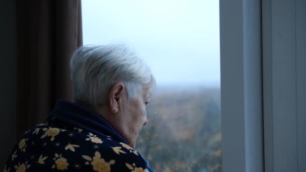 Депресивна Старша Жінка Вдома Почувається Сумно Літня Жінка Виглядає Сумно — стокове відео