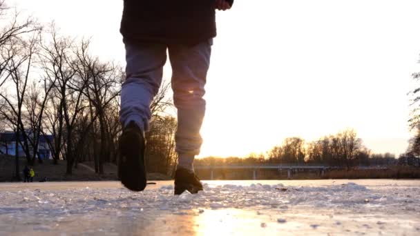 Одинокая Фигура Человека Идущего Замерзшей Реке Закате Миром Кристаллов Льда — стоковое видео