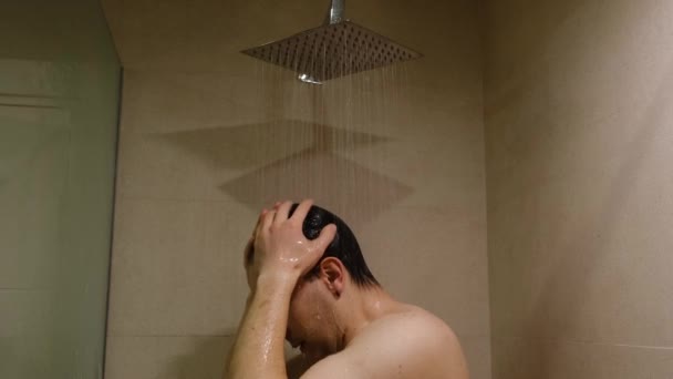 シャワーの中で怒り狂った男が叫びガラスに対して学ぶ ストレスによるうつ病や怒りの概念 感情的な放電のための場所としてシャワー — ストック動画