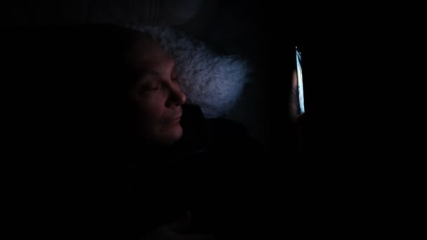 Самотній Чоловік Середнього Віку Лежить Ліжку Спальні Використовує Телефон Вночі — стокове відео