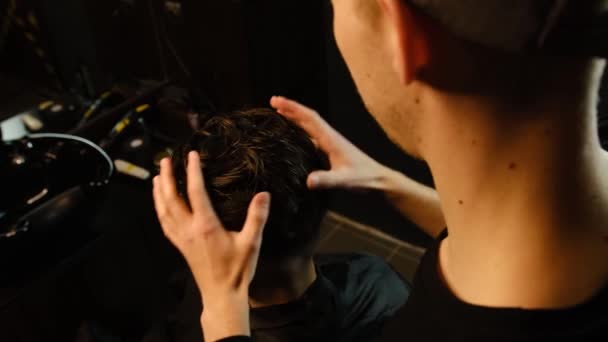 Перукарня Чоловік Перукарському Кріслі Перукар Укладає Волосся Руками Блискавку Темного — стокове відео