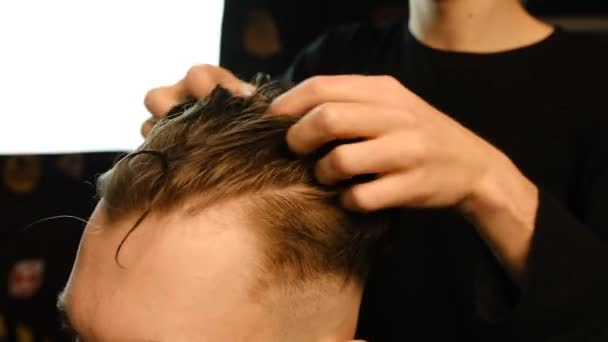 Barber Shop Man Barber Chair Hairdresser Styling His Hair Hands — Stock video