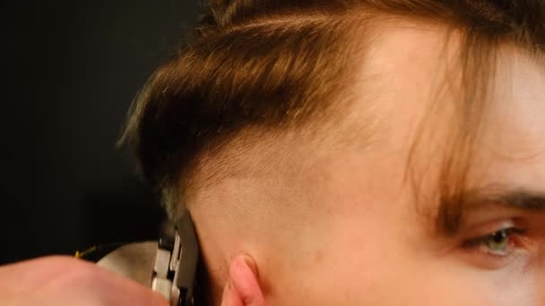 Close Men Hairstyling Haircutting Hair Clipper Barber Shop Hair Salon — Wideo stockowe