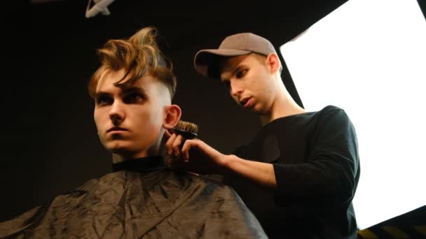 Men Hairstyling Haircutting Hair Clipper Barber Shop Hair Salon Hairdresser — Stock video