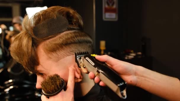 Men Hairstyling Haircutting Hair Clipper Barber Shop Hair Salon Hairdresser — стоковое видео