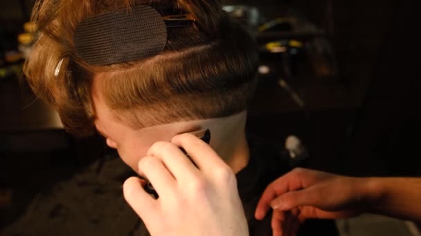 Men Hairstyling Haircutting Barber Shaving Machine Hair Cut Male Hairdresser — Stock video