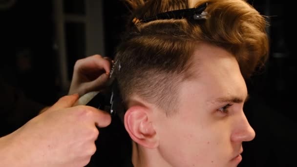 Men Hairstyling Haircutting Hair Clipper Barber Shop Hair Salon Hairdresser — Stok video