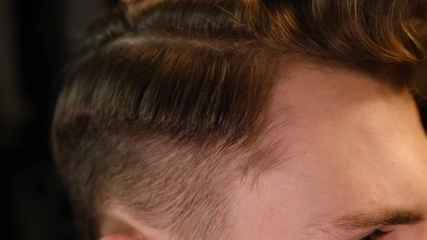 Close Men Hairstyling Haircutting Hair Clipper Barber Shop Hair Salon — Stockvideo