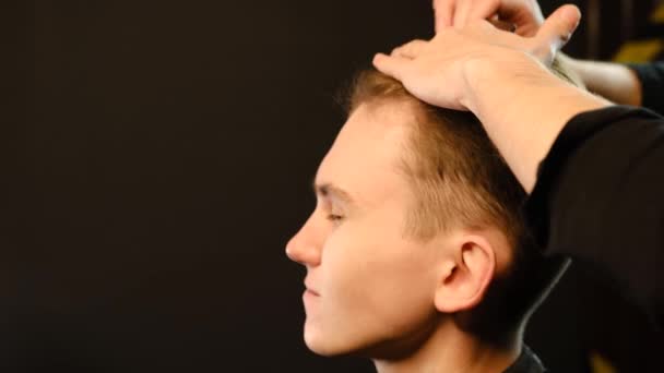 Close Barber Shop Man Barber Chair Hairdresser Prepare His Hair — Stockvideo
