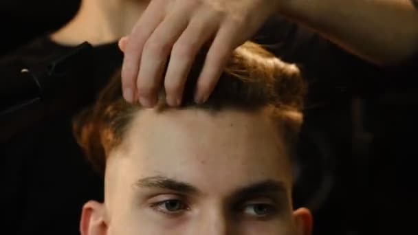 Tutup Tukang Cukur Muda Mengeringkan Rambut Pelanggan Dengan Pengering Rambut — Stok Video