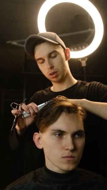 Barber Master Hairdresser Does Hairstyle Style Scissors Comb Concept Barbershop — Vídeo de Stock