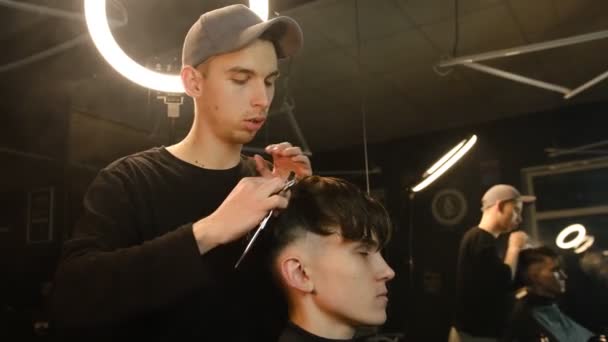 Barber Master Hairdresser Does Hairstyle Style Scissors Comb Concept Barbershop — Vídeo de stock
