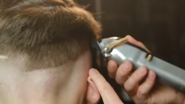 Nahaufnahme Von Männerfrisuren Und Frisuren Mit Haarschneidemaschine Einem Friseurladen Oder — Stockvideo