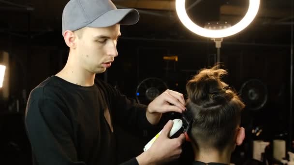 Men Hairstyling Haircutting Hair Clipper Barber Shop Hair Salon Hairdresser — Stockvideo