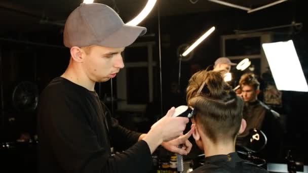 Männerfrisur Und Haarschnitt Mit Haarschneidemaschine Friseursalon Oder Friseursalon Friseurservice Einem — Stockvideo