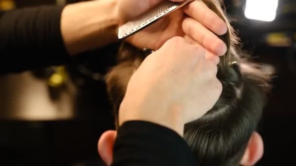 Closeup View Barber Using Hair Clip Fix Hair Cut Styling — ストック動画