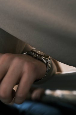 Lüks saat hazır ve Biege Backgrond 'a odaklanmış sakin bir tonda. Zaman organizasyonunu yönetme konsepti, dakiklik, randevu. şık giyinen şık bir adam..