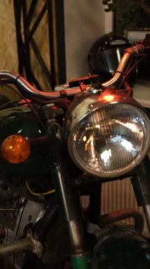 Eski Sovyet klasik motosikleti Dnepr MT 9 bir kır yolunun arka planına karşı, güneş alan ve parlayan yeşil bir alan.