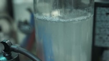 Kuaförlerin işyeri. Berberlerin yakın çekimleri tarağı dezenfeksiyon lekesine koydu. Yakın çekim. Profesyonel kuaför aletleri.