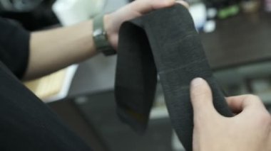 Berbere yaklaş. Müşterinin boynunu korumak için bandı yırt. Boyun için bant.