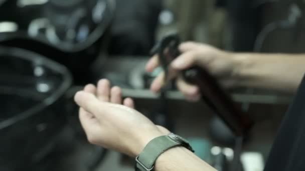 Nierozpoznawalny Fryzjer Dezynfekujący Ręce Zakładzie Fryzjerskim Sprayem — Wideo stockowe