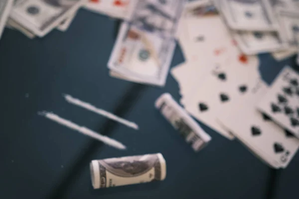 Blured 100 Amerikan doları, 2 sıra kokain, siyah cam bir masada yasadışı uyuşturucu. Uyuşturucu bağımlılığı. Seçici bir odak ile.