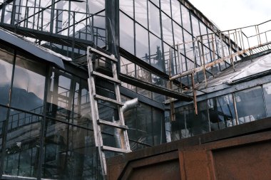 KIEV, UKRAINE - 3 Mart 2016: Ukrayna 'nın Kiev kentindeki Ulusal Botanik Bahçesindeki seranın cam çatısı.