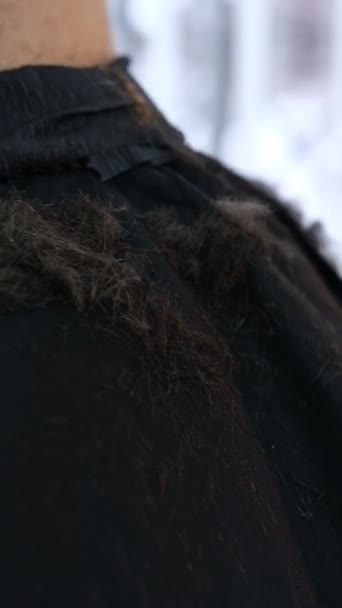Чоловік Перукарні Багато Порізаних Волосся Плечах — стокове відео
