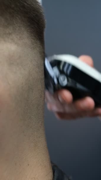 Close Mens Hairstyling Haircutting Hair Clipper Barber Shop Hair Salon — Stock Video