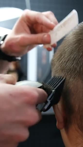 Menutup Mens Gaya Rambut Dan Potongan Rambut Dengan Gunting Rambut — Stok Video