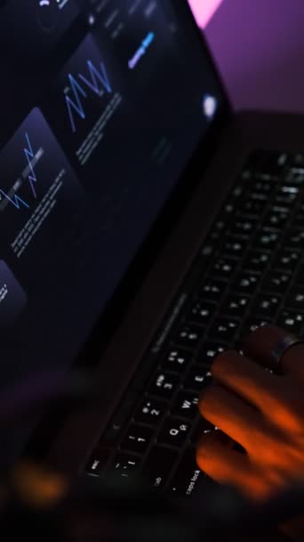 Freelancerzy Programiści Ręce Wpisując Kod Programu Klawiaturze Laptopa Biurze Piękne — Wideo stockowe
