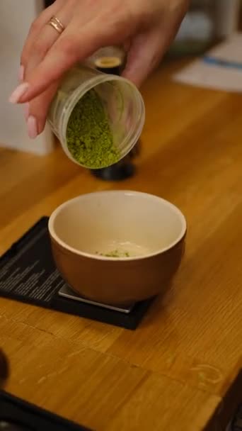 Matcha Prozess Der Herstellung Von Grünem Tee Weißer Schüssel Auf — Stockvideo