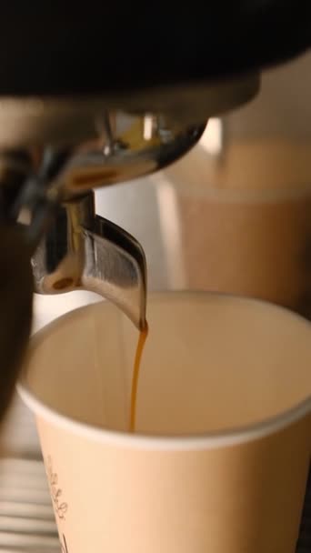 Наливание Потока Кофе Профессиональной Машины Чашку Закрыть Производство Эспрессо Используя — стоковое видео