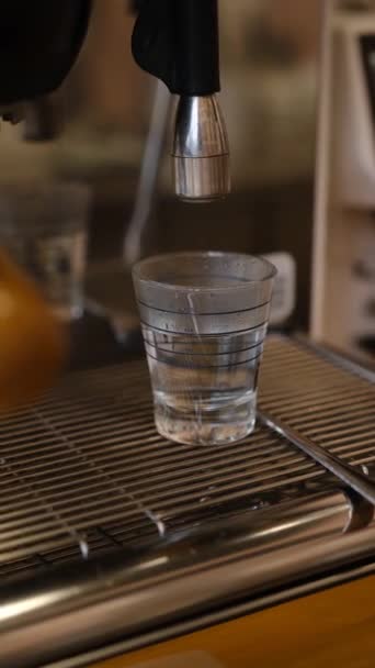 Szklaną Miarkę Wodą Ekspresie Kawy — Wideo stockowe