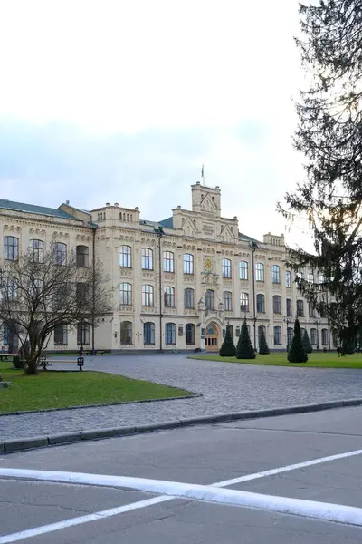 Kyiv, Ukrayna - 14 Mart 2024. Ukrayna, Kyiv 'deki Igor Sikorsky Politeknik Enstitüsü Ulusal Teknik Üniversitesi Parkı.
