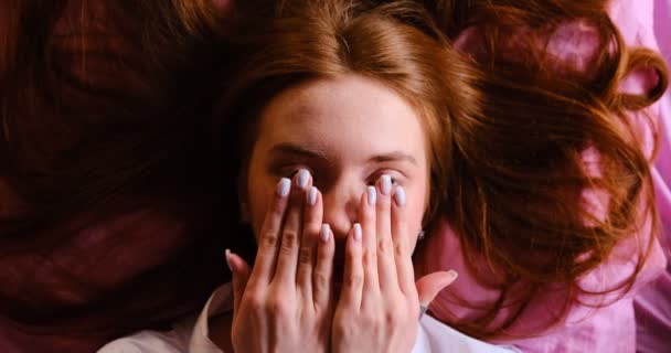 Молодая Рыжая Девушка Подросток Голубыми Глазами Рыжие Волосы Расслабляясь Розовой — стоковое видео