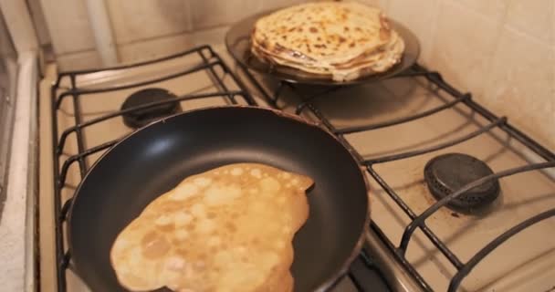 在煤气炉上做早餐煎饼 — 图库视频影像