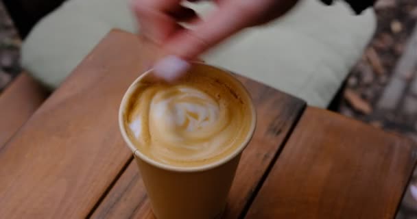 Kobieta Trzyma Papierowy Kubek Świeżą Poranną Kawą Szczegółowy Widok Kobiety — Wideo stockowe
