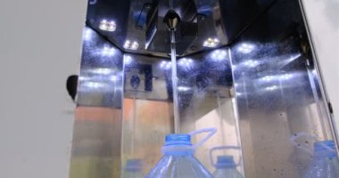 Yerel su filtresi istasyonunda otomatik su filtresi makinesi olan 5 litrelik plastik su şişesiyle suyu doldur..