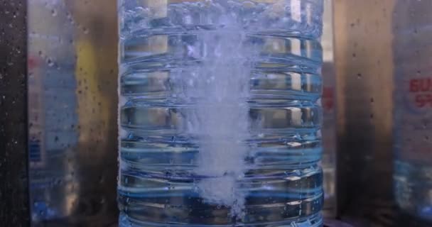 Sluiten Van Gietwater Met Liter Plastic Waterfles Bij Lokaal Waterfilterstation — Stockvideo
