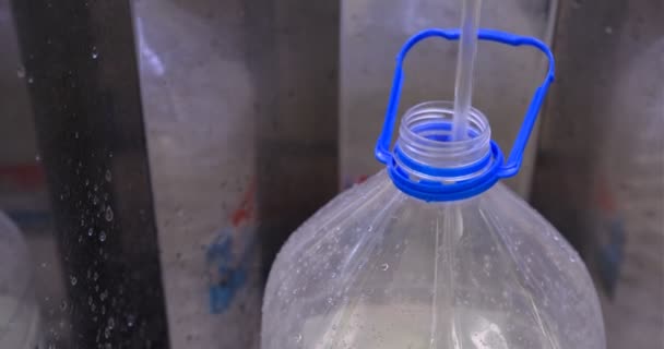 Närbild Hälla Vatten Med Liter Plast Vattenflaska Lokala Vattenfilter Station — Stockvideo