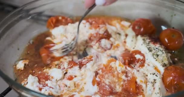 Kochen Köstliche Hausgemachte Feta Käse Nudelsoße Mit Kirschtomaten Auspressen Und — Stockvideo