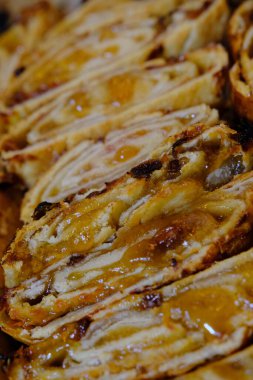 Arkasında kayısı reçeli ile dolu fırında rulo Seçici Odaklanma.