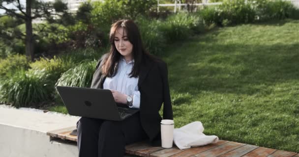 Mladá Šťastná Kavkazská Podnikatelka Nebo Studentka Mluvící Hybridním Pracovním Setkáním — Stock video