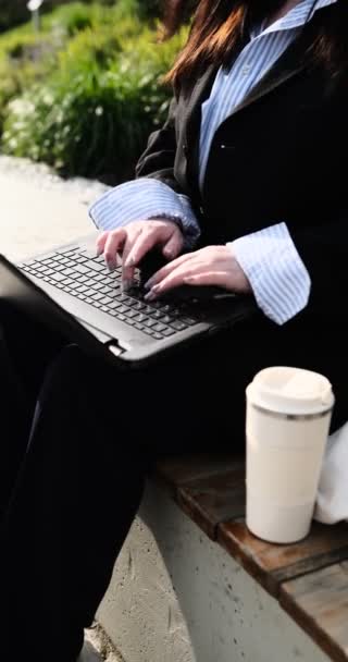 Junge Unternehmerin Anzug Arbeitet Park Einer Pause Mit Laptop Büroangestellte — Stockvideo