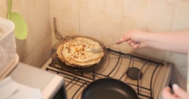 薄薄的薄饼在盘子里 美味早餐 的概念 一个女人的手沾满了旧煤气炉上的奶油煎饼 — 图库视频影像