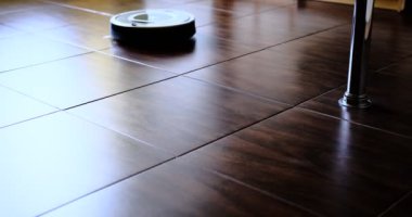 Robot elektrikli süpürge ve süpürge mobilyaların etrafını temizliyor ve sensörü kullanarak otomatik olarak hareket yönünü değiştiriyor.